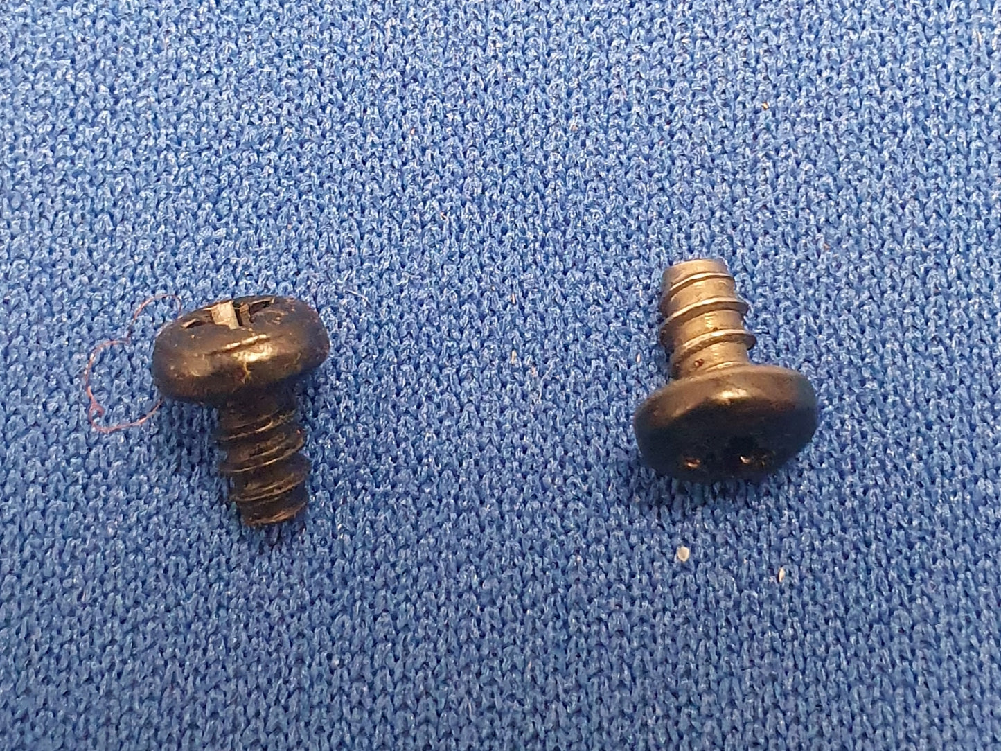 RL086 Two self tapping screws for front support.