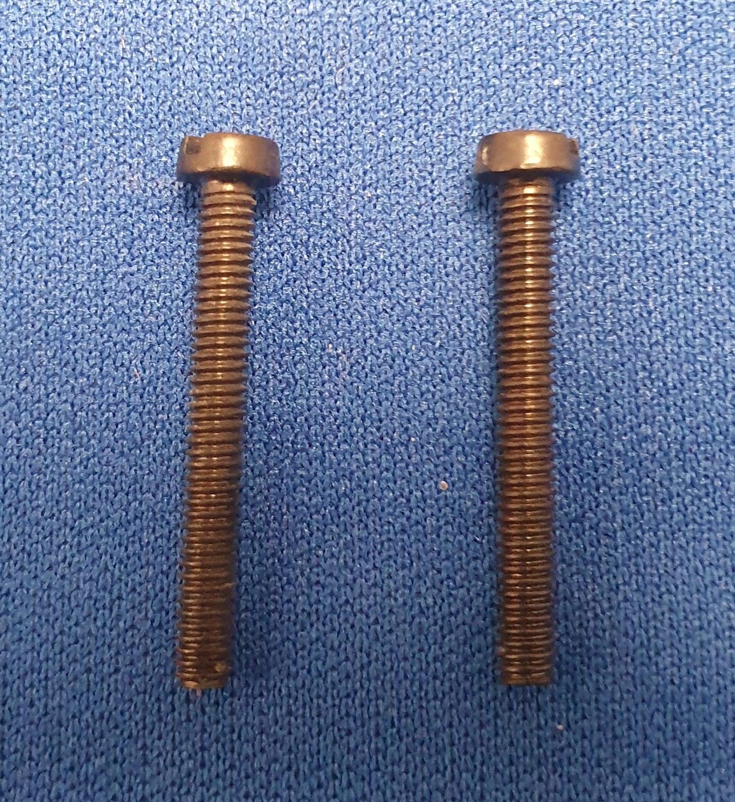 RL084 Gas valve securing screws.