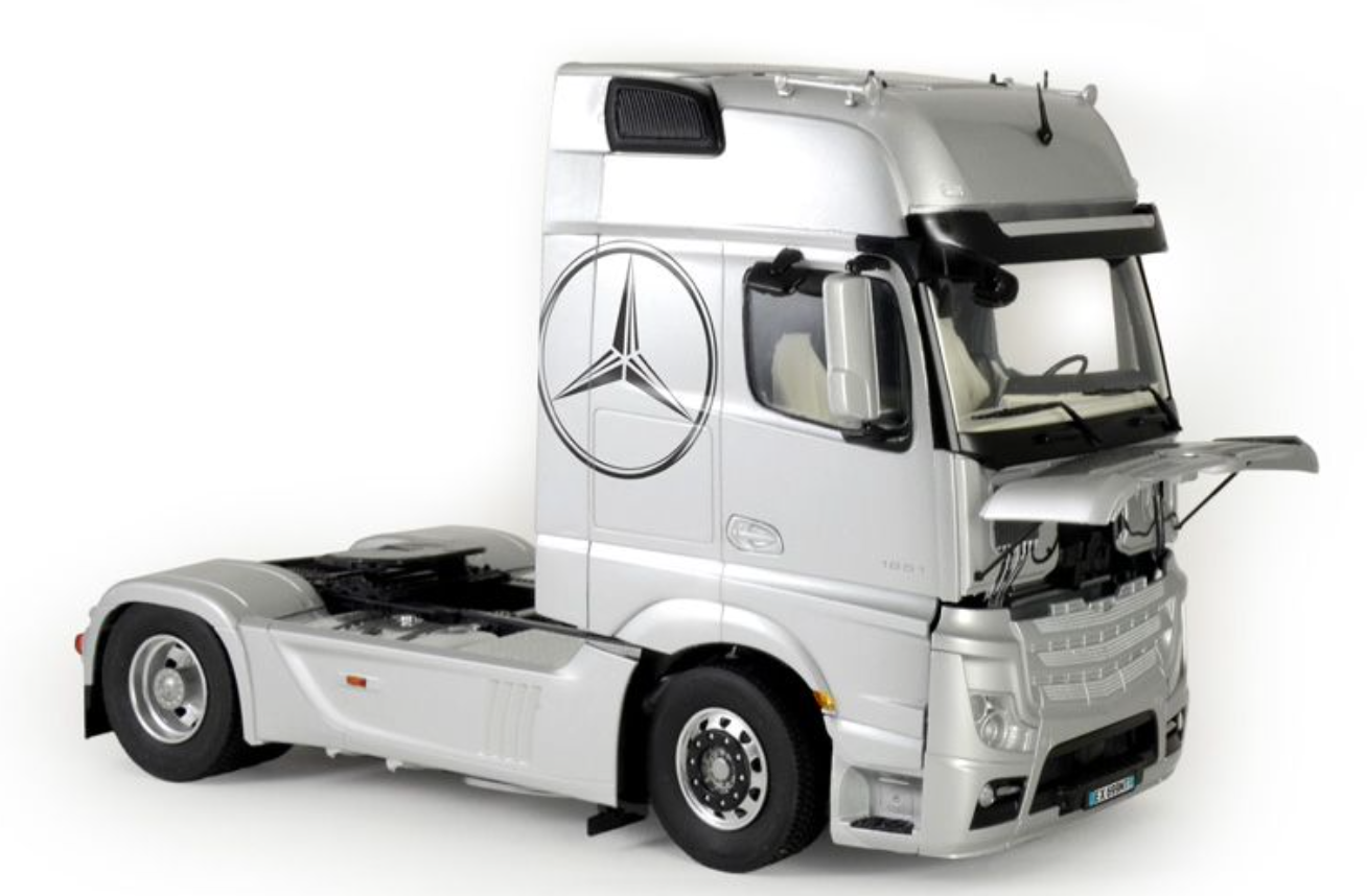 Italeri Mercedes Benz Actros MP4 Gigaspace 1/24th Scale Kit - 3905