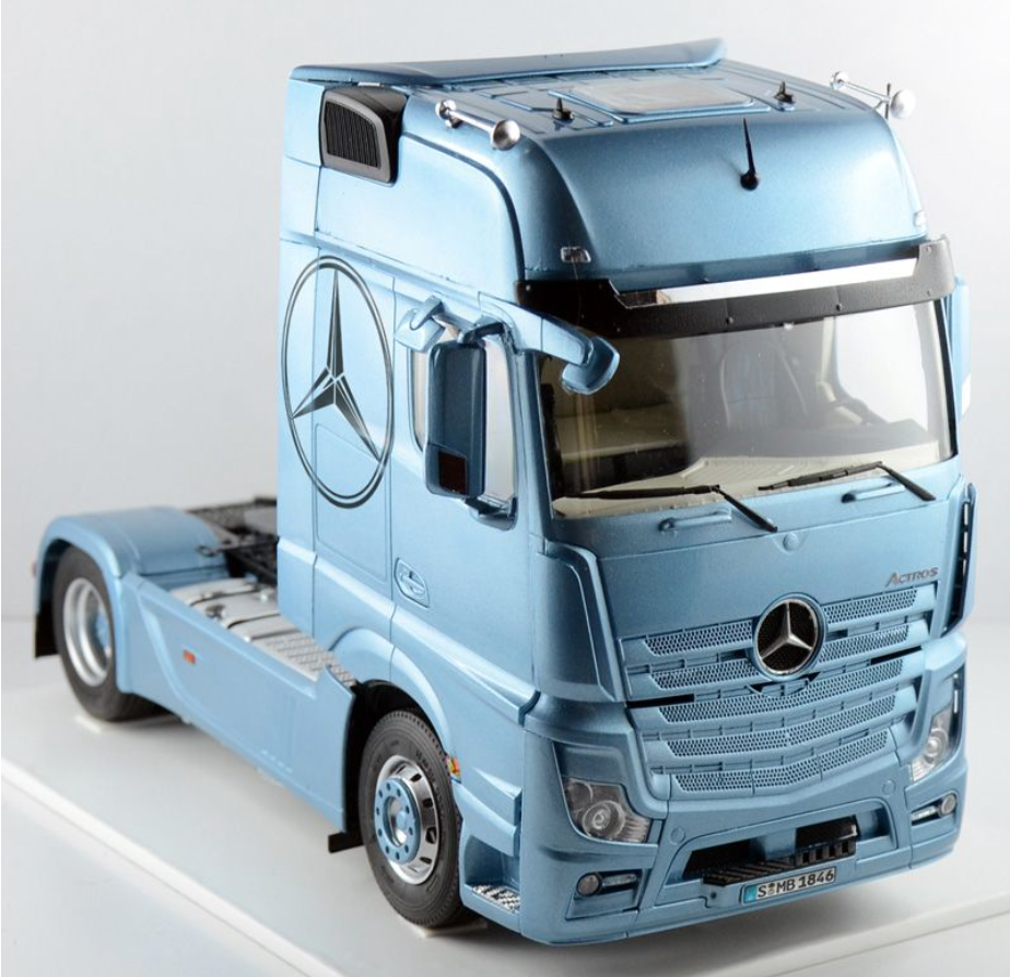 Italeri Mercedes Benz Actros MP4 Gigaspace 1/24th Scale Kit - 3905